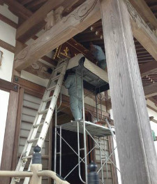 扁額 取り付けの様子